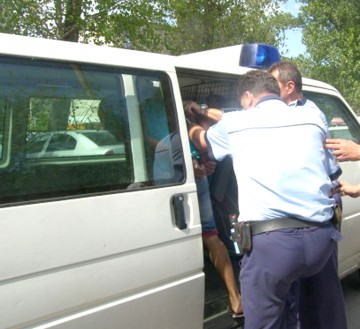 Scandal în Constanţa, aplanat de poliţişti: doi recalcitranţi au ajuns în arest!